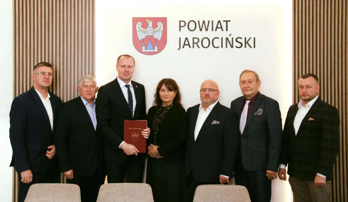 Podpisnie umowy na przebudowę drogi w Golinie