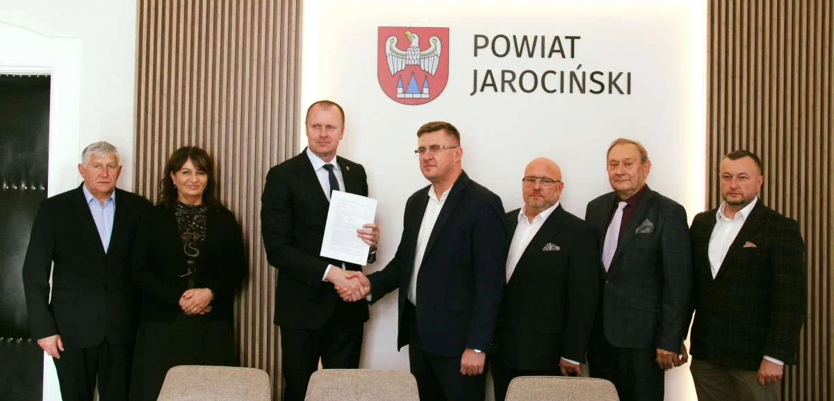 Podpisnie umowy na przebudowę drogi w Golinie