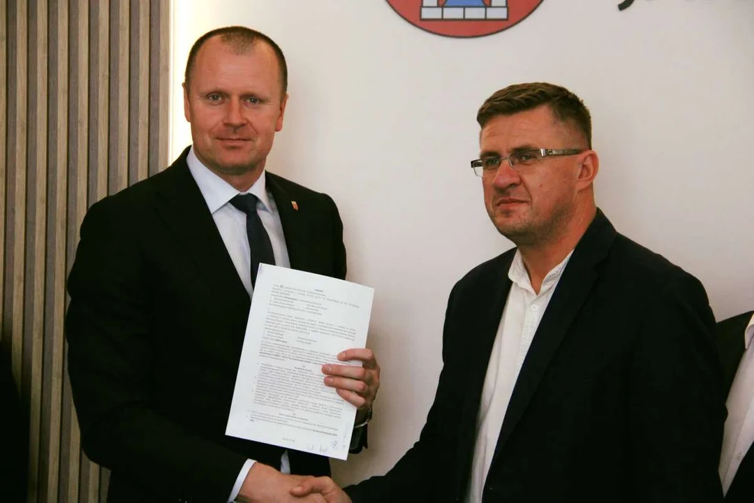 Podpisnie umowy na przebudowę drogi w Golinie