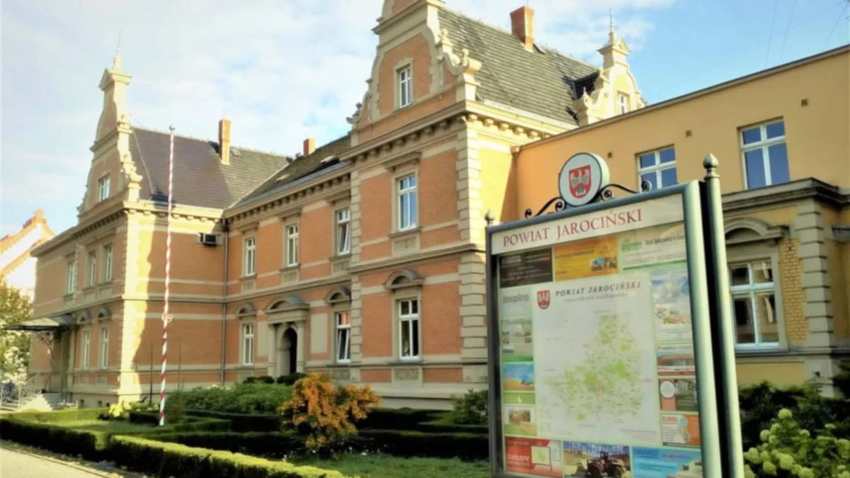 Jest praca w budżetówce. Wynagrodzenie do 7,5 tysiąca, trzynastka i atrakcyjne dodatki. Wystarczy średnie wykształcenie