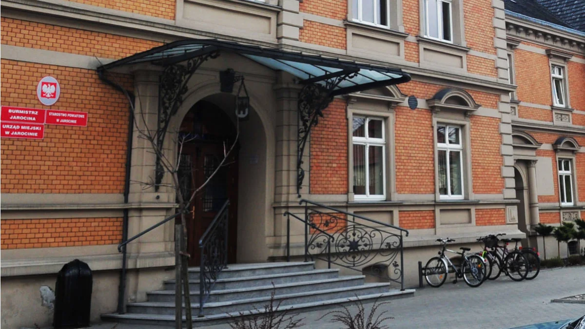 Policja i straż pożarna wezwani do jarocińskiego starostwa. Powód jest jeden