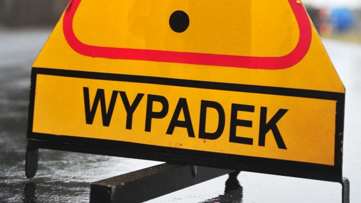 Wypadek na skrzyżowaniu w Jarocinie. Zderzyły się Ford i Audi, jedna osoba w szpitalu
