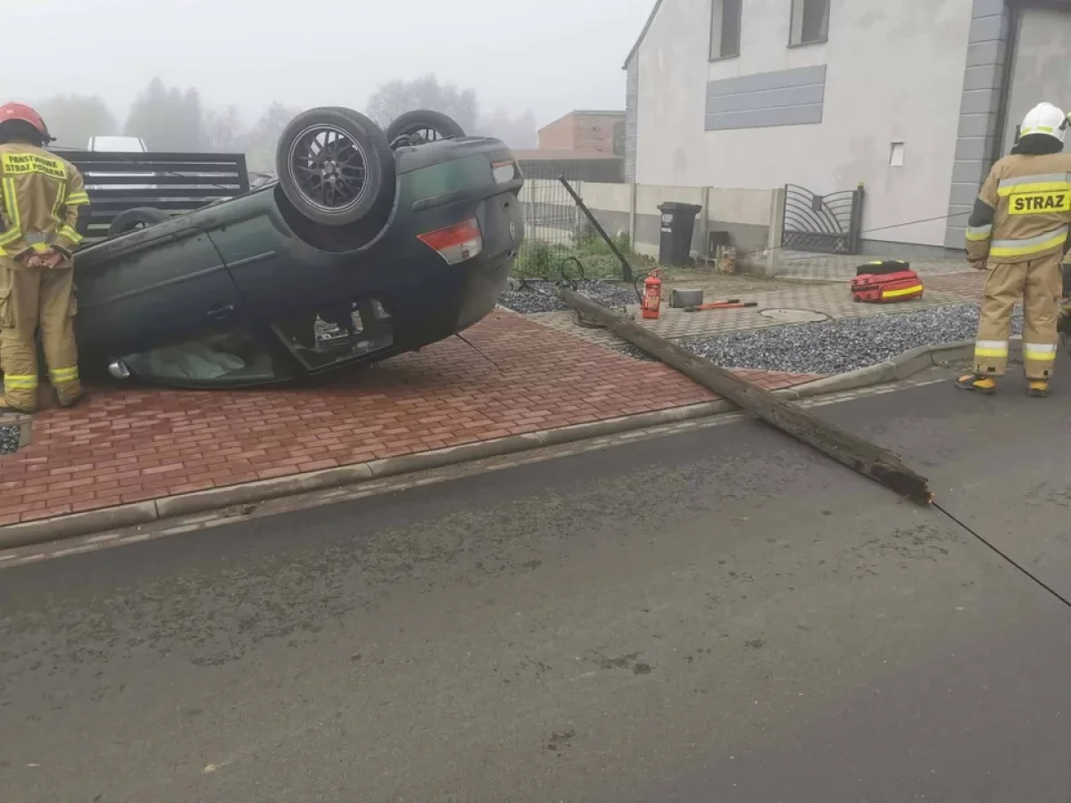 Uderzyła w słup i dachowała. Interweniowały służby