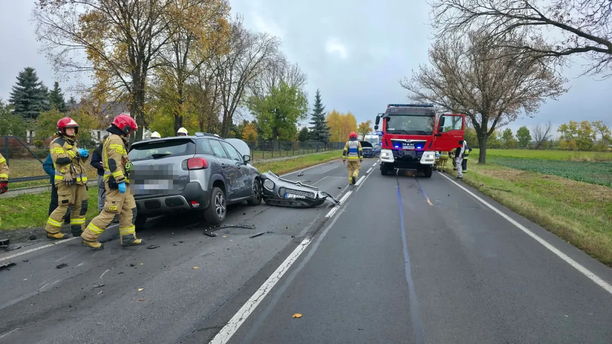 Czołowe zderzenie na DK 15. Na miejscu pracują wszystkie służby