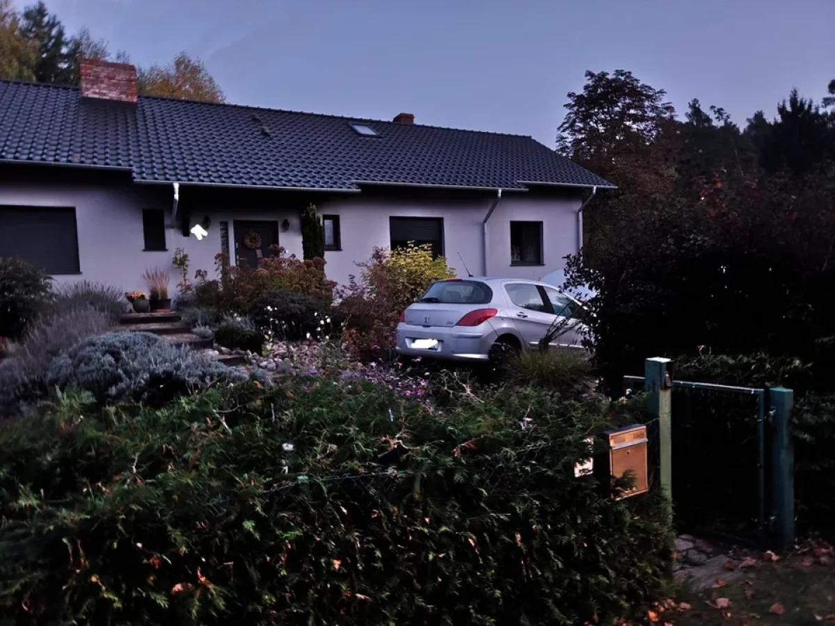 Poranny, pijany rajd 40-latka. Rozbił Peugeota na prywatnym klombie