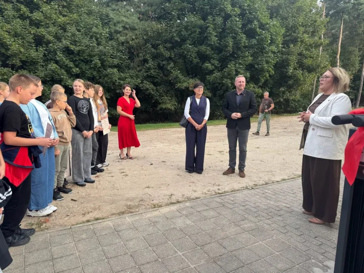 Nowa wiata i stacja naprawy rowerów przy szkole. Mieszkańcy zadecydowali, bank dołożył sprzęt