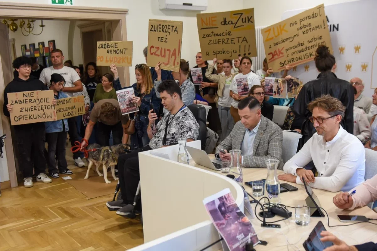 Pikieta w obronie schroniska dla zwierząt i ważna decyzja jarocińskich radnych [ZDJĘCIA]