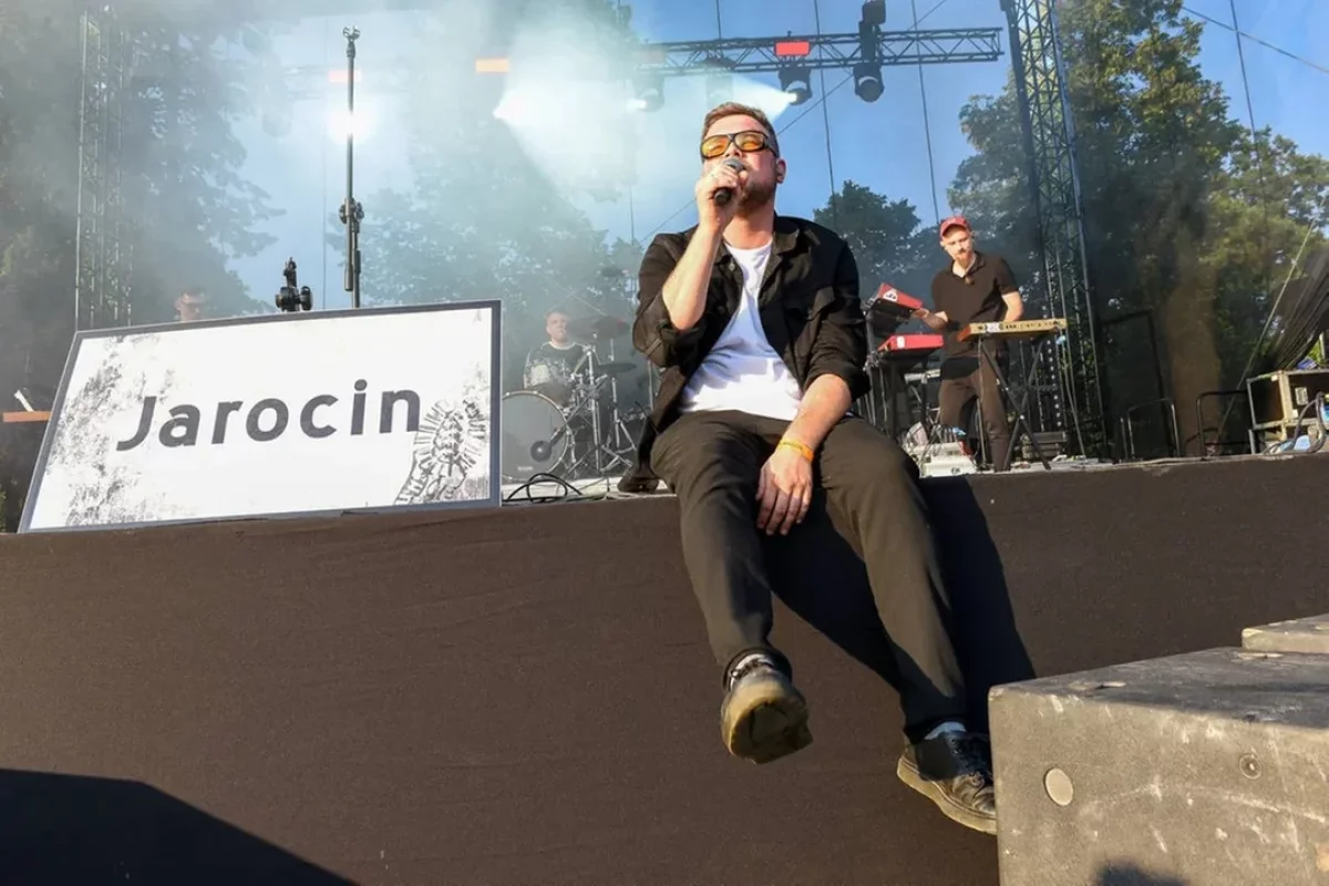 „Jesteśmy po trzydziestce, a przerażają nas powiadomienia w kieszeni”. Kast. z nowym singlem