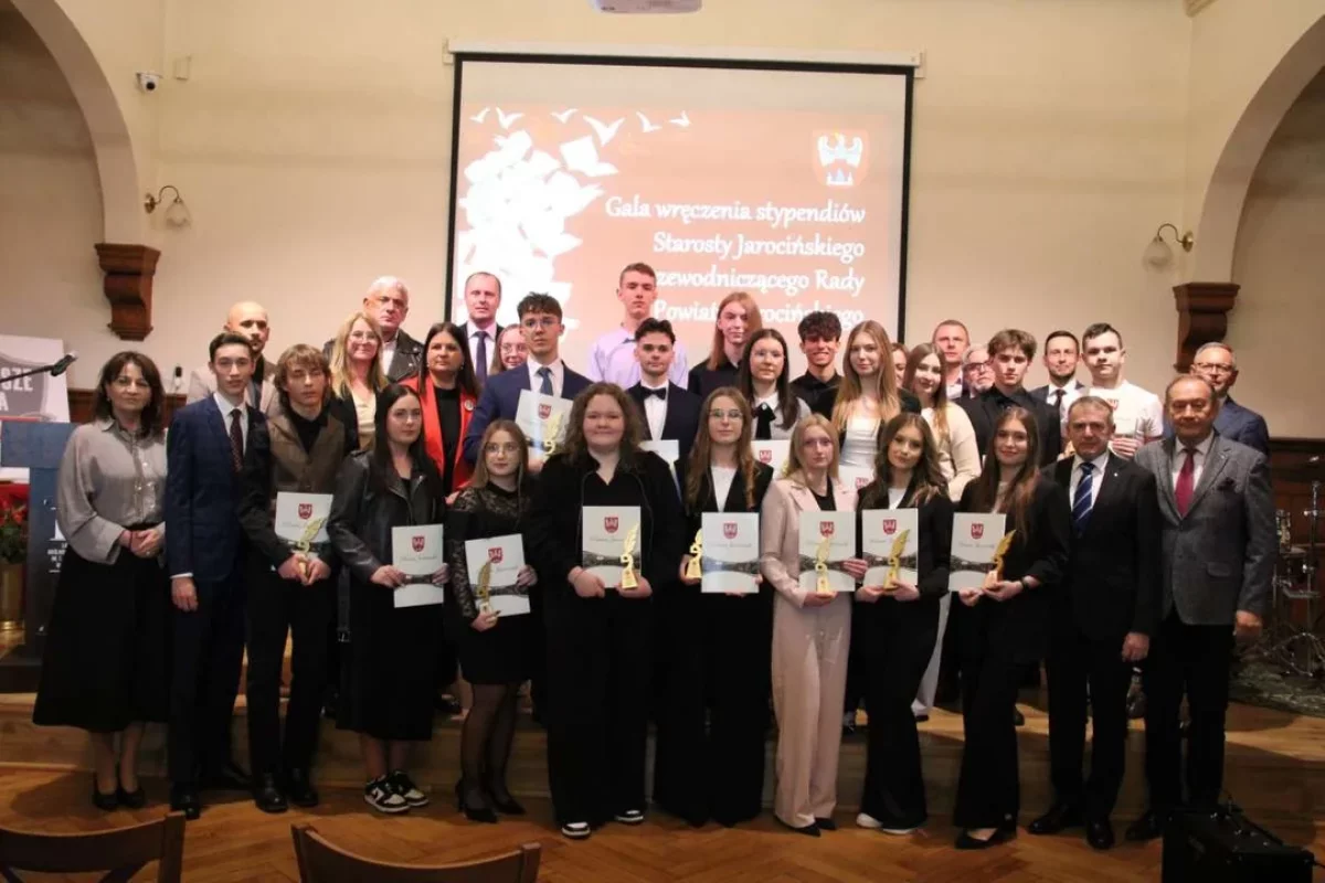 Uczniowie i sportowcy z nagrodami. Gratyfikacje finansowe i listy gratulacyjne [ZDJĘCIA]